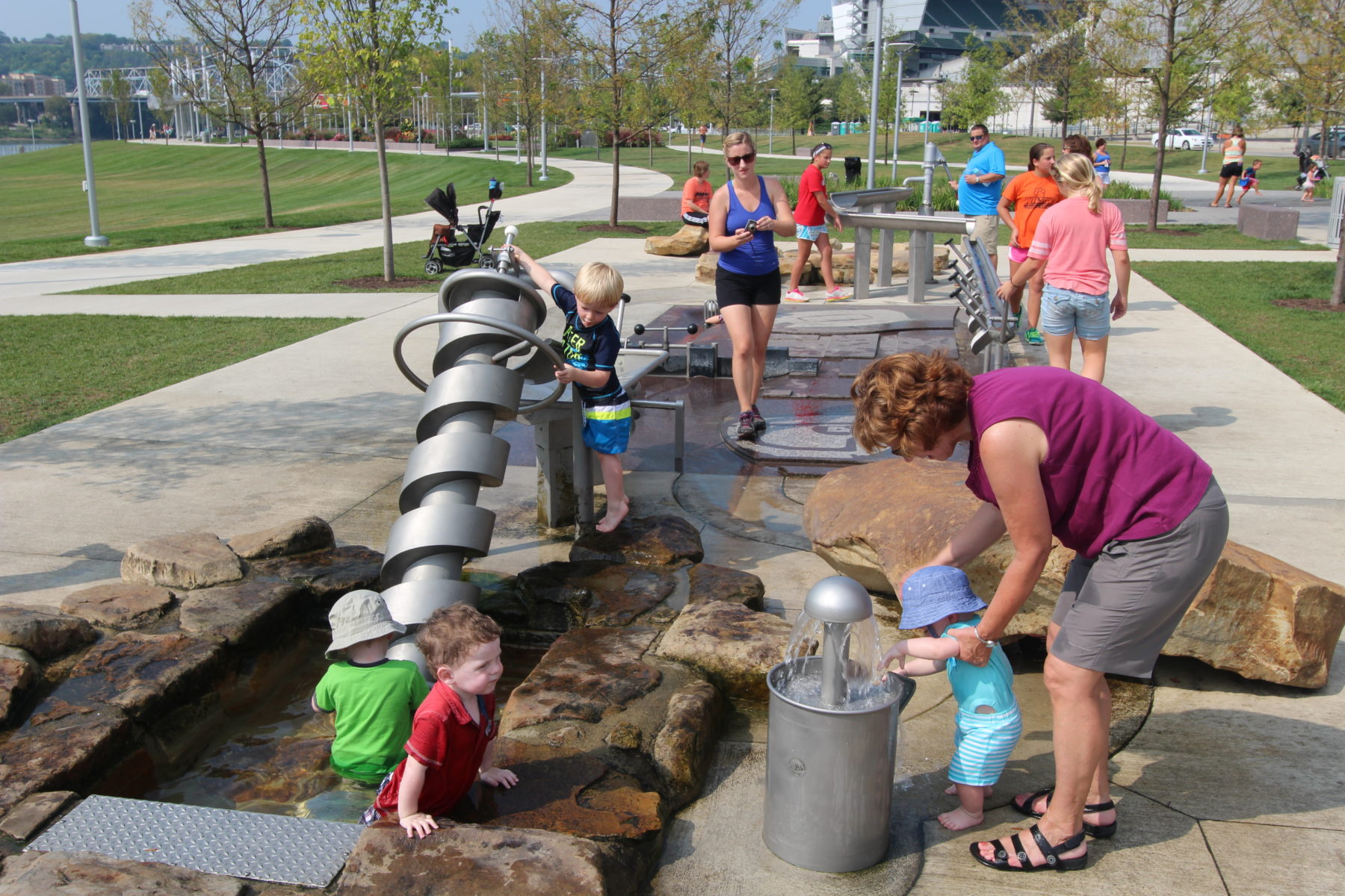 toddlers playing with water features in park