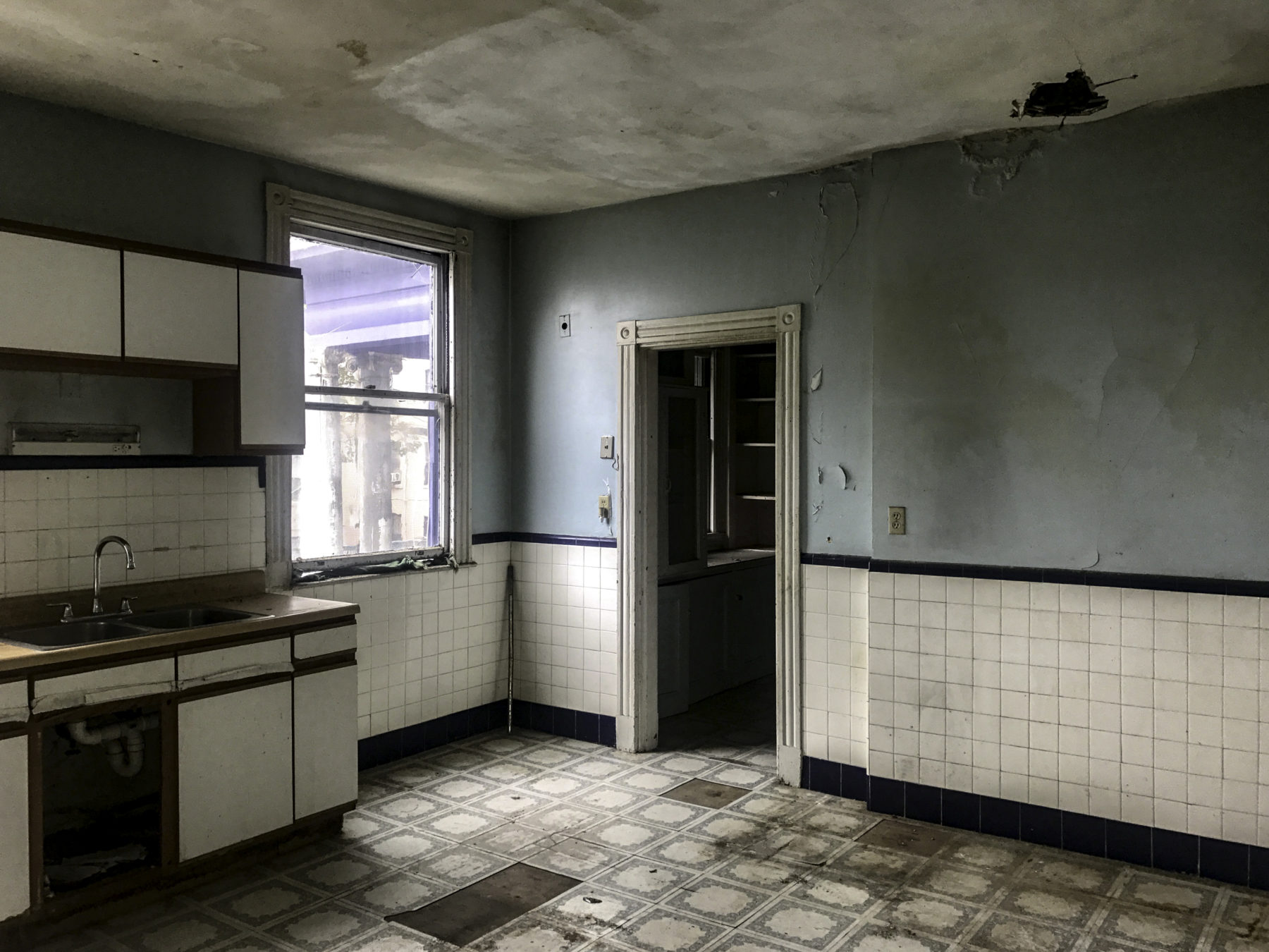 photo of kitchen in poor condition