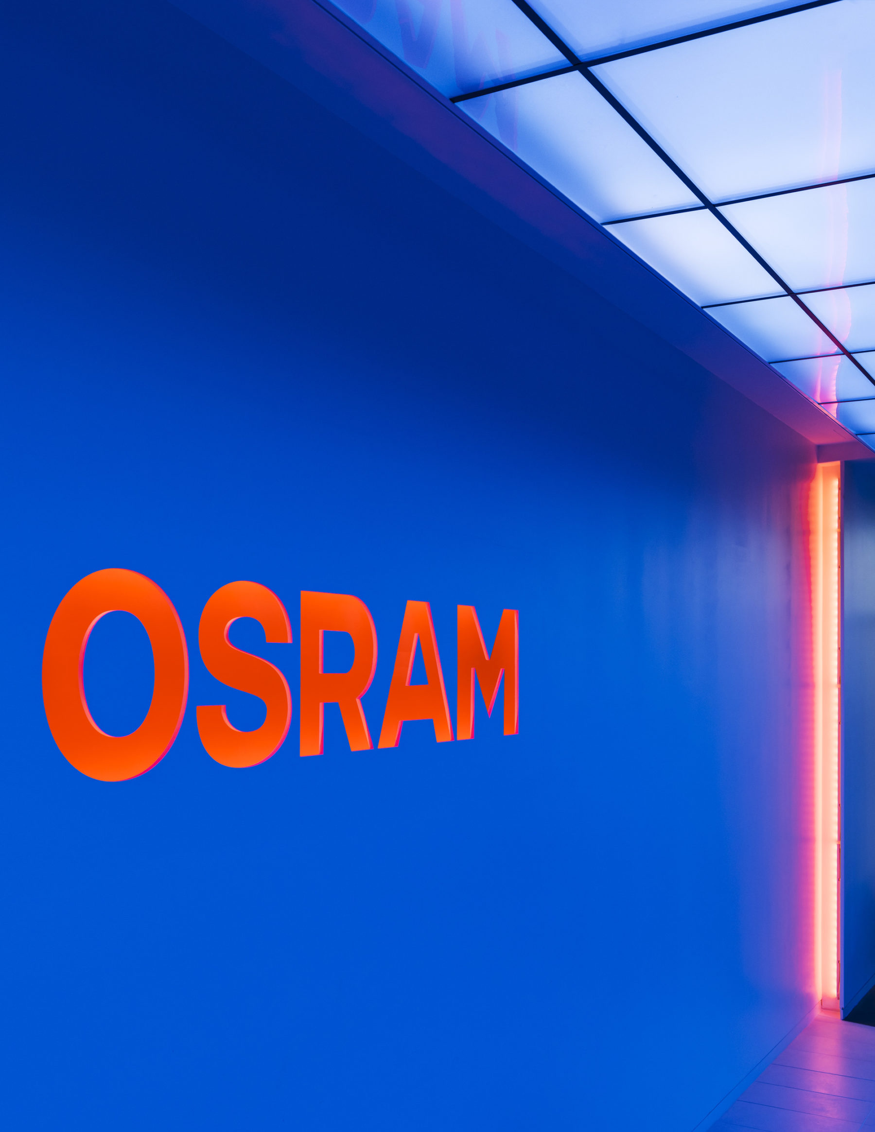 wall with osram name painted on it