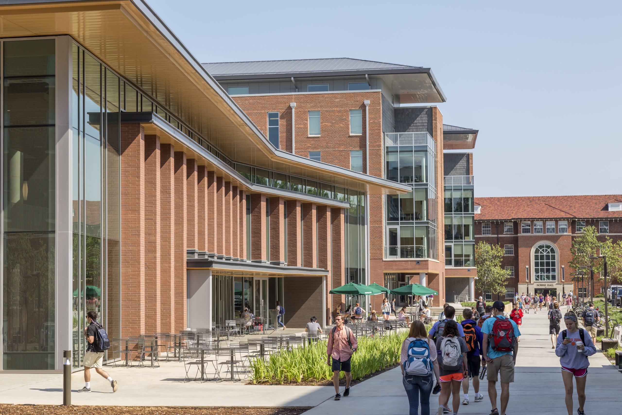 Образовательный дом. Университетский кампус. Стэнфордский университет архитектура кампуса. Кампус университет фасады. Клемсон университет.