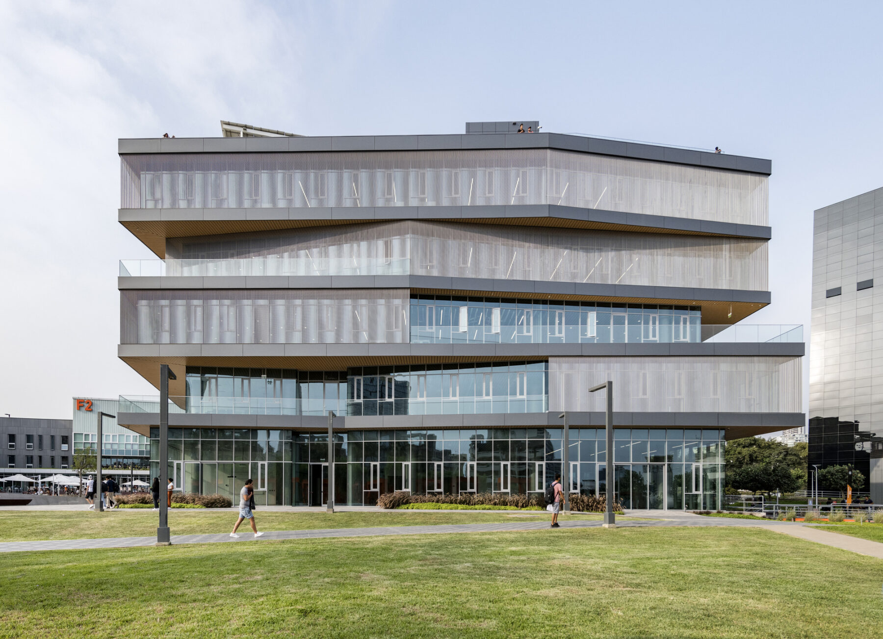 Photograph of west facade of engineering innovation center