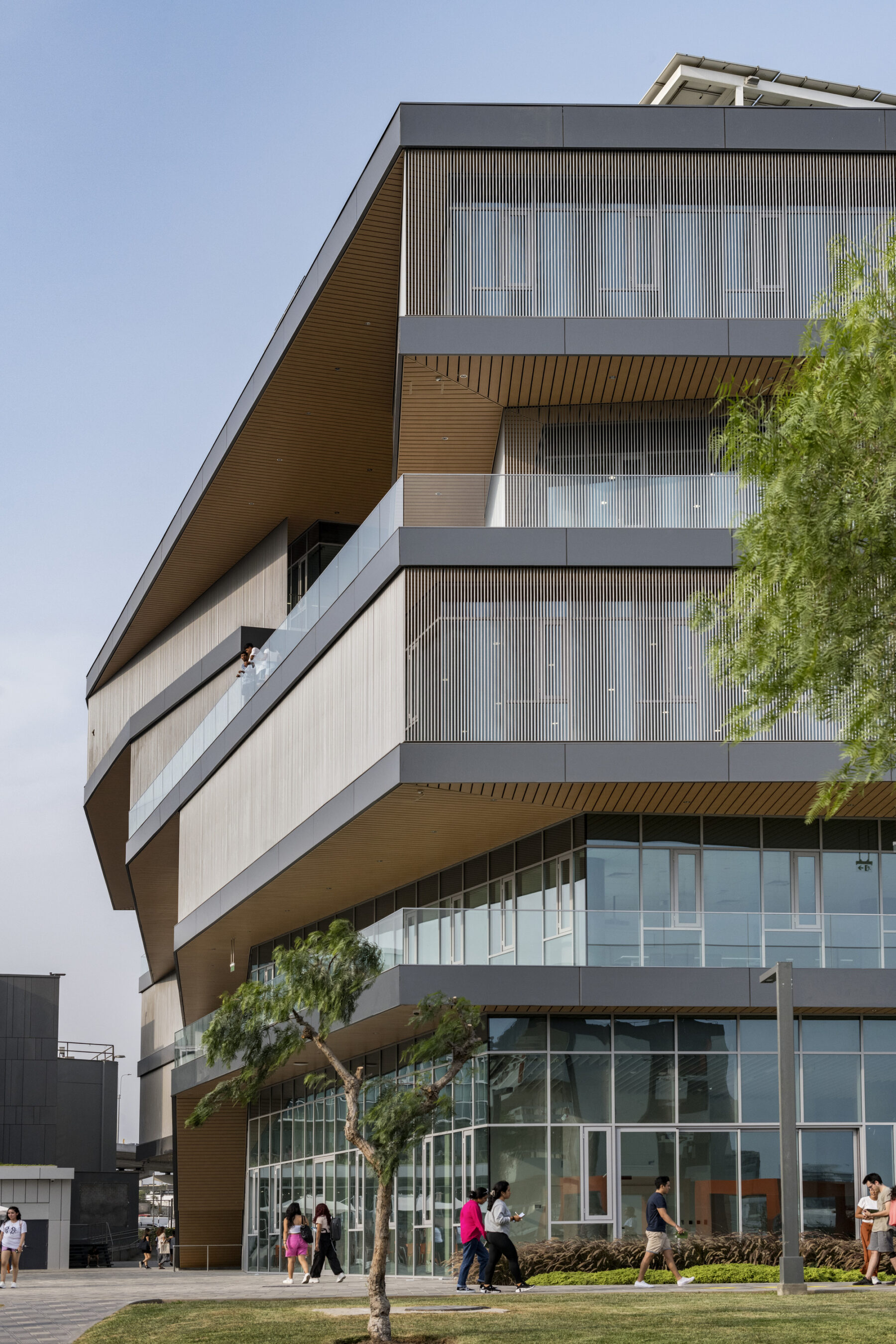 Photograph of west facade of engineering innovation center