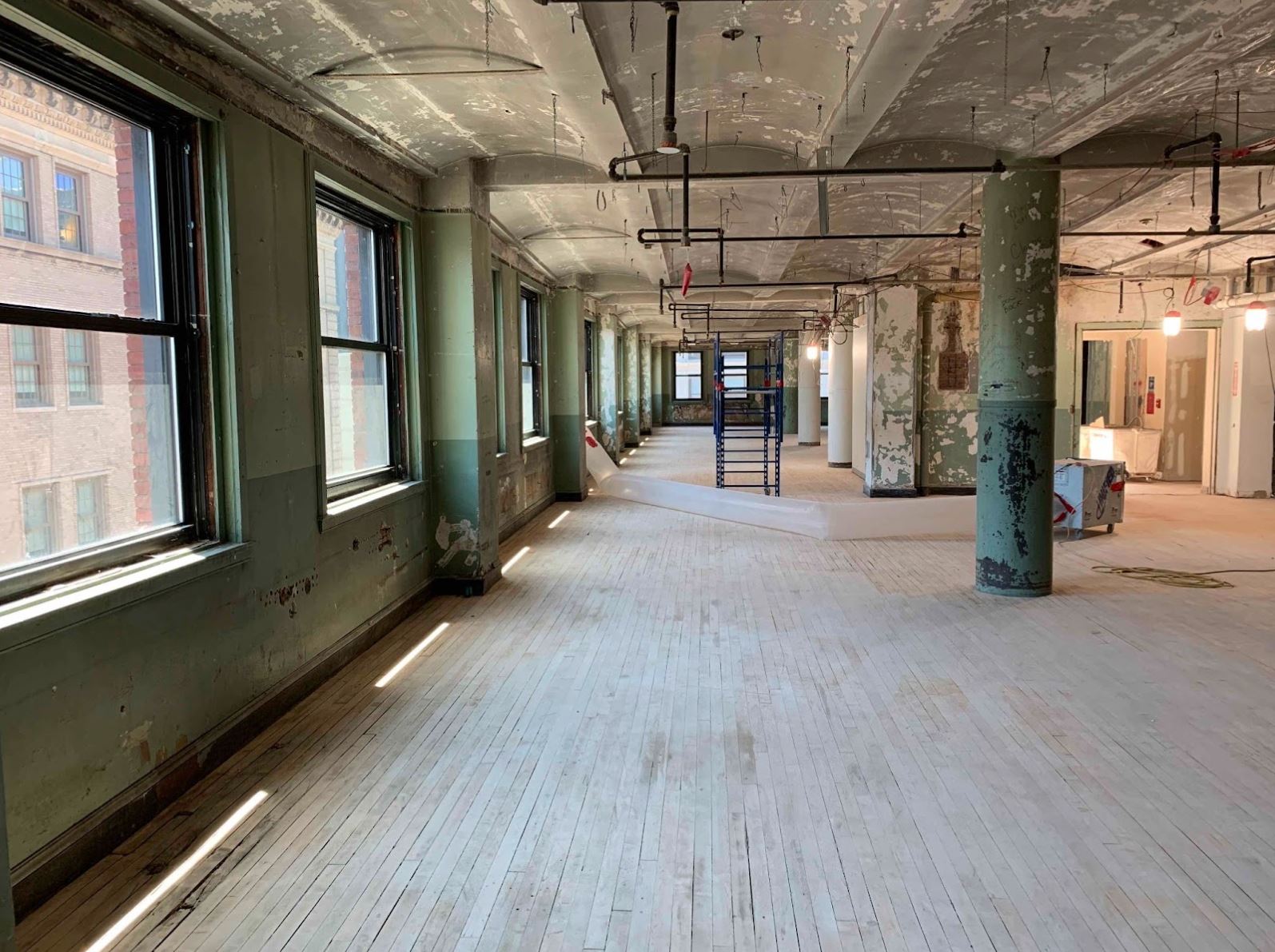 photograph of interior before renovation