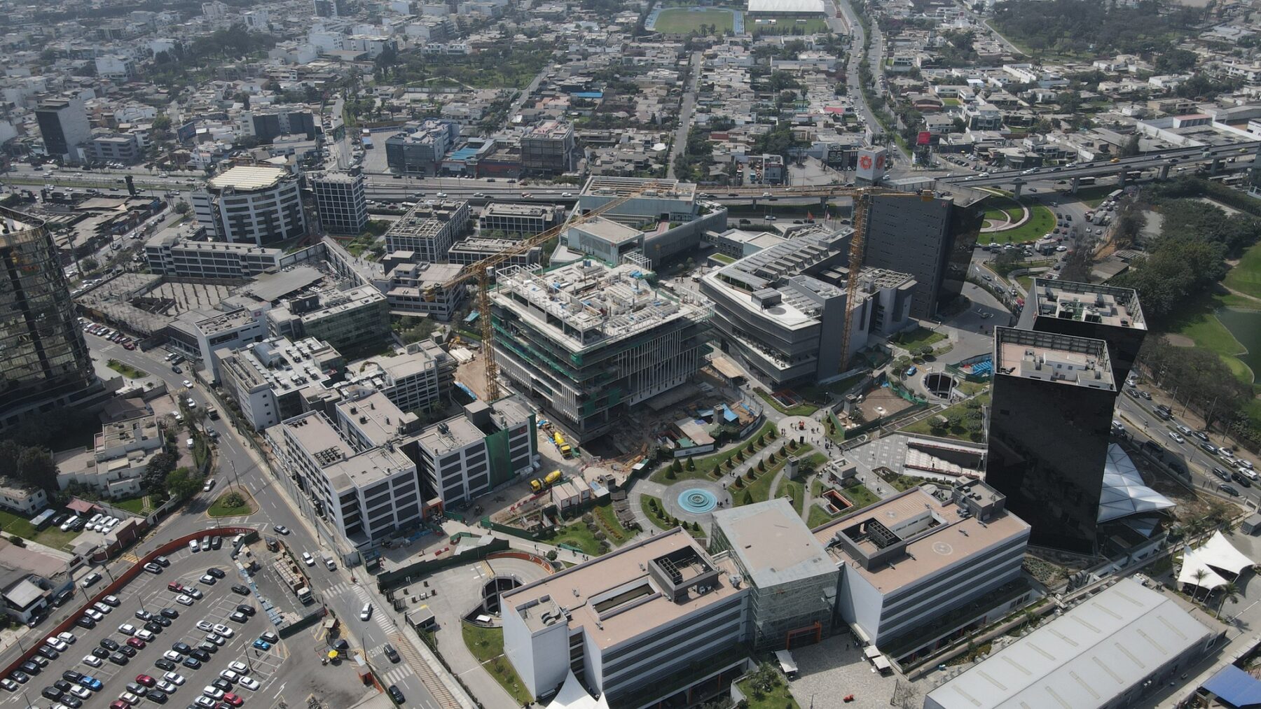 Aerial photograph of Universidad de Lima's campus with new academic library construction progress