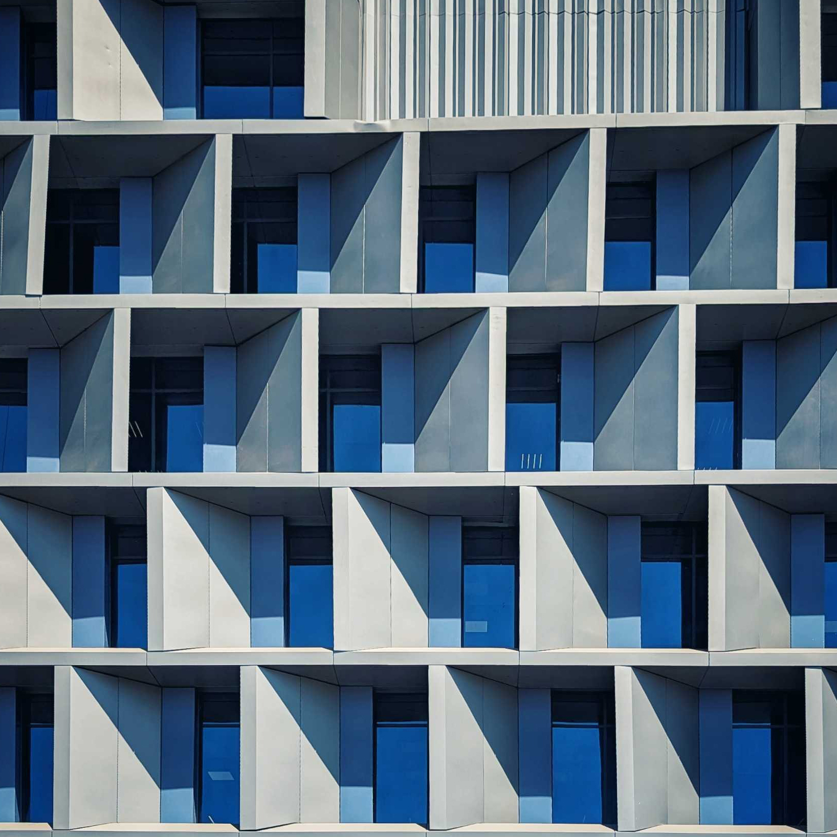 Detail photo of Salud Digna headquarters' facade interacting with daylight and casting shadows