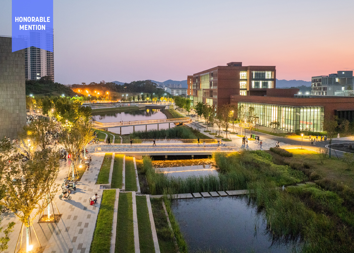 Xinyang University New Campus Gateway was awarded with an honorable mention by WLA. It is a campus project.